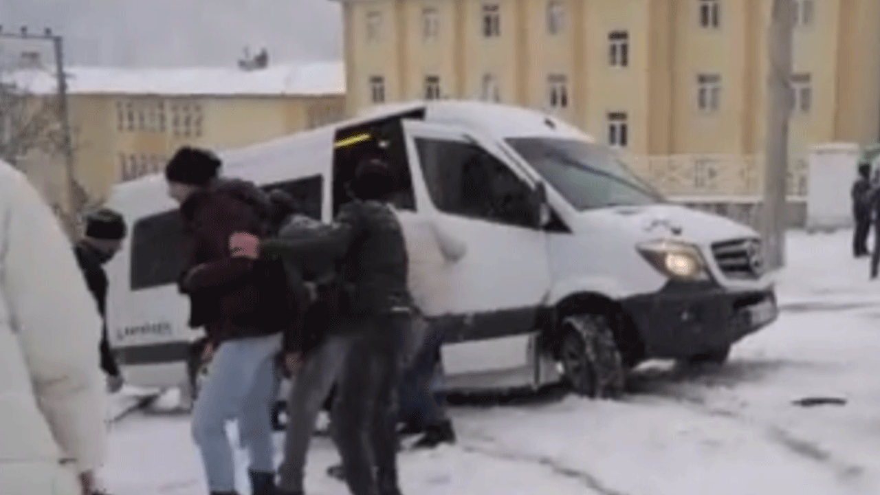 Gümüşhane'de kar eziyeti: Çocuklar büyük korku yaşadı!