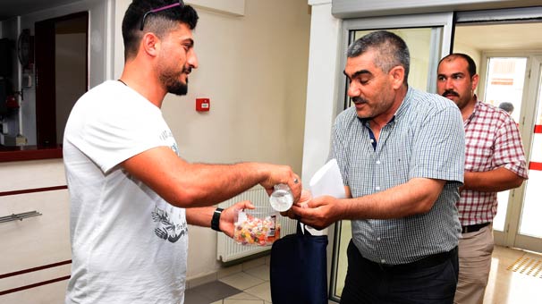 Gümüşhane'de kolonya, şeker ikram ederek cezasını çekiyor
