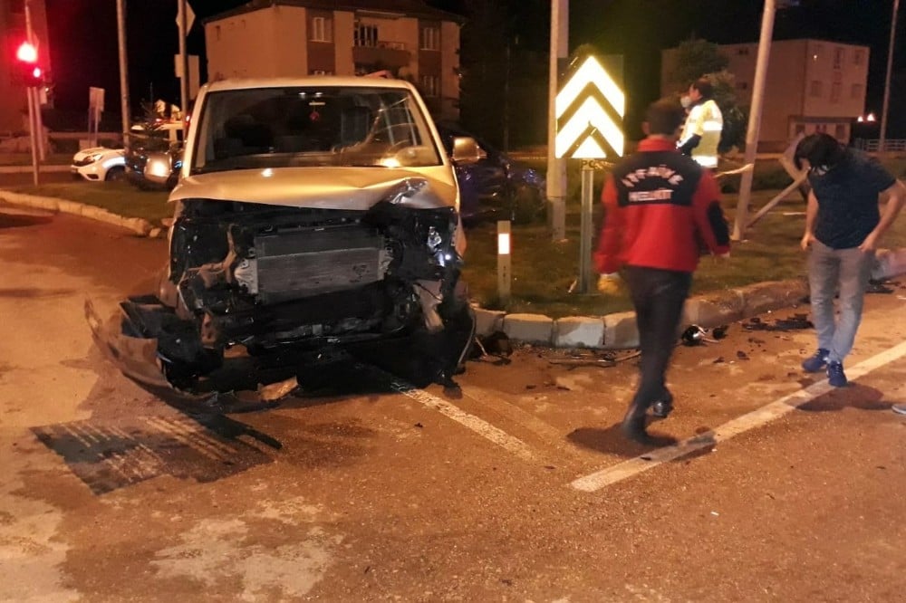 Gümüşhane’de minibüsle otomobil çarpıştı: 11 yaralı 