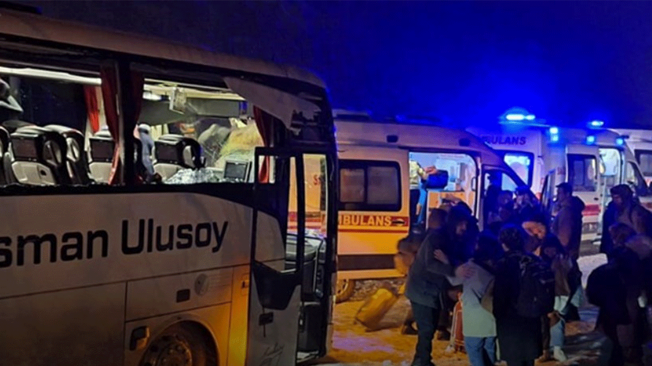 Gümüşhane'de otobüs istinat duvarına çarptı: Çok sayıda yaralı var!