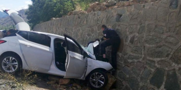 Gümüşhane'de otomobil ile minibüs çarpıştı: 3 yaralı