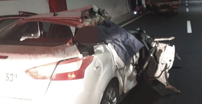 Gümüşhane'de otomobil kamyonete çarptı: 2 kişi öldü, 1 kişi yaralandı