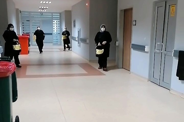 Gümüşhane’de sağlık çalışanları arkadaşlarını alkışladı 