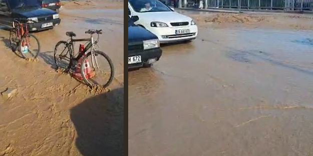 Su borusu patladı, yol sular altında kaldı