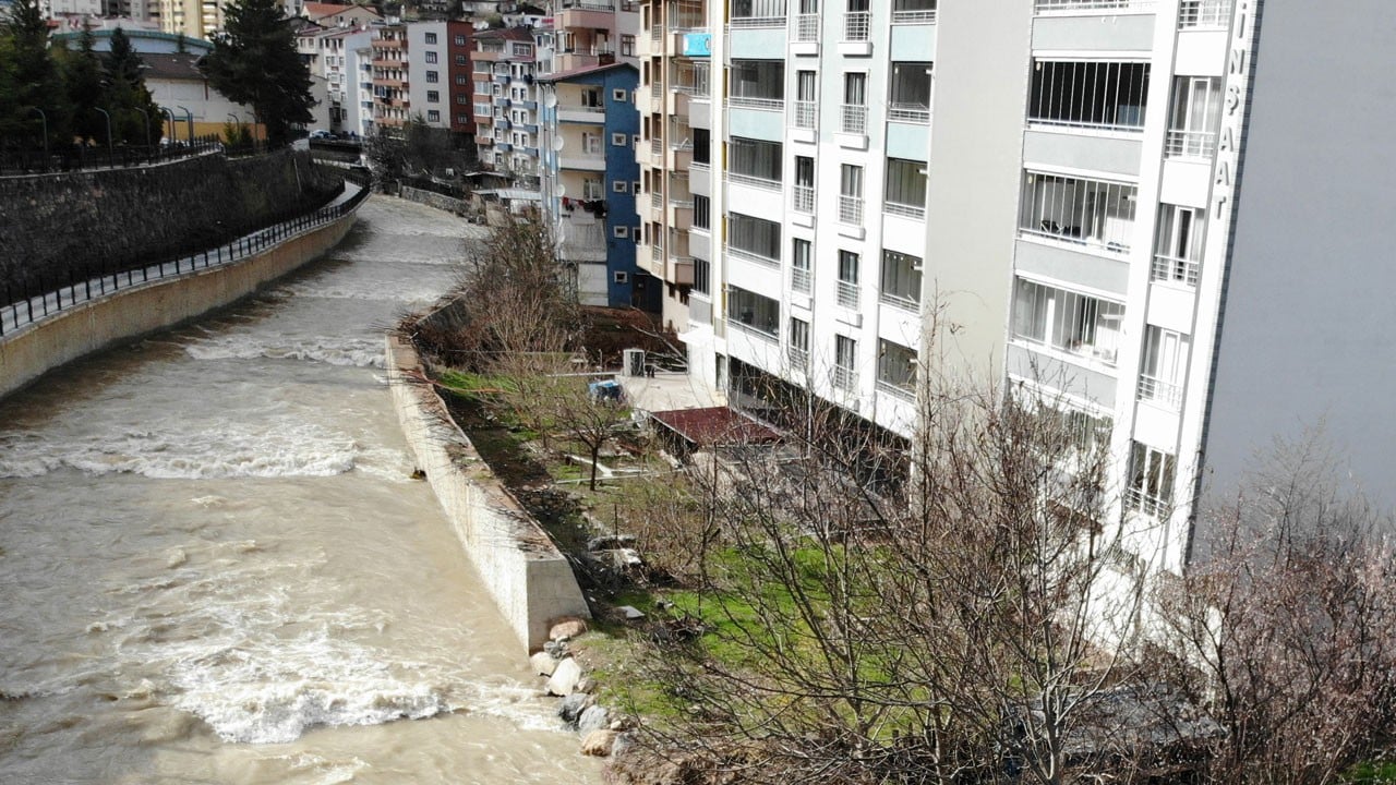 Gümüşhaneliler tedirgin! Harşit Çayı taşkın riskiyle tehdit ediyor