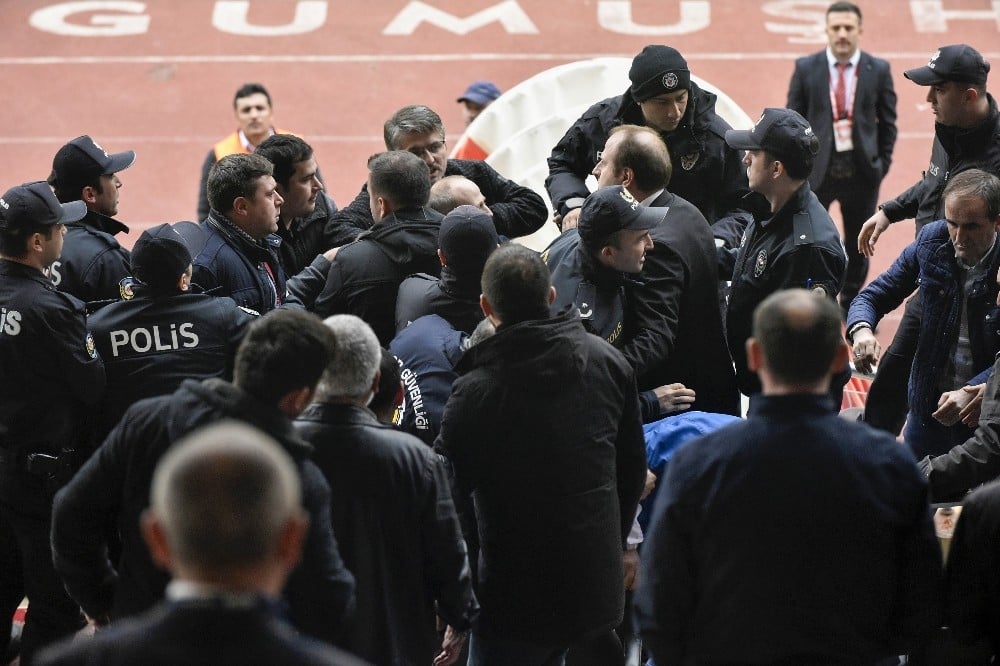 Gümüşhanespor maçında tribünde yaşanan arbede anı kameralarda 