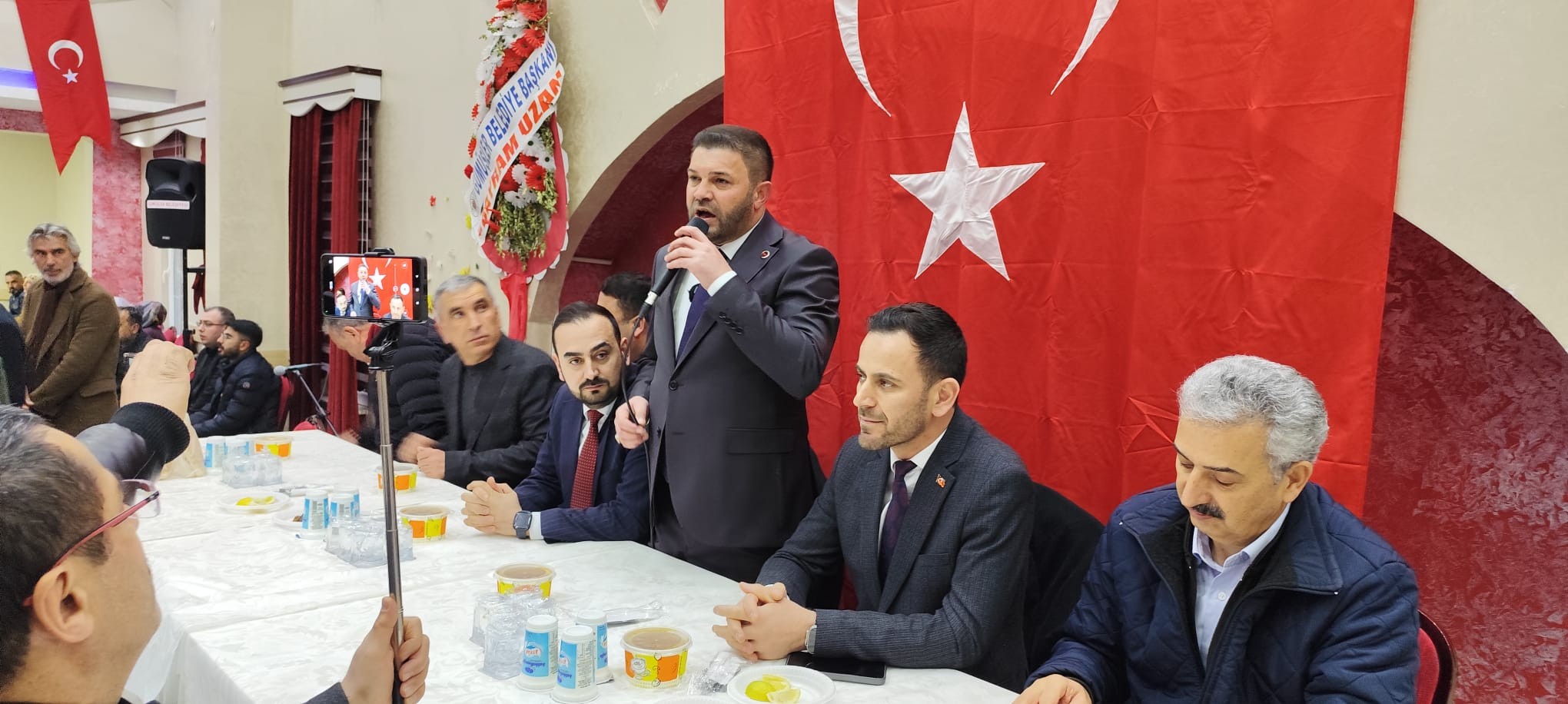 Gümüşler’de gönül sofrası! Belediye çalışanları kendi maaşlarıyla iftar verdi!