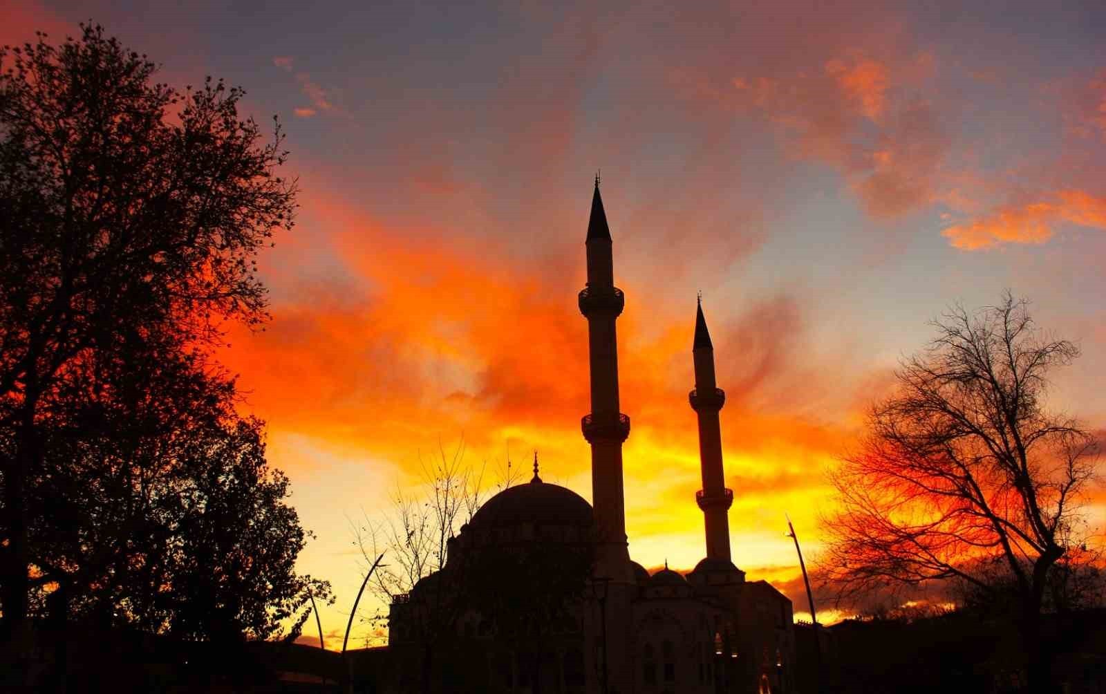 Gün batımı camiyle buluşunca görsel şölen oluştu!