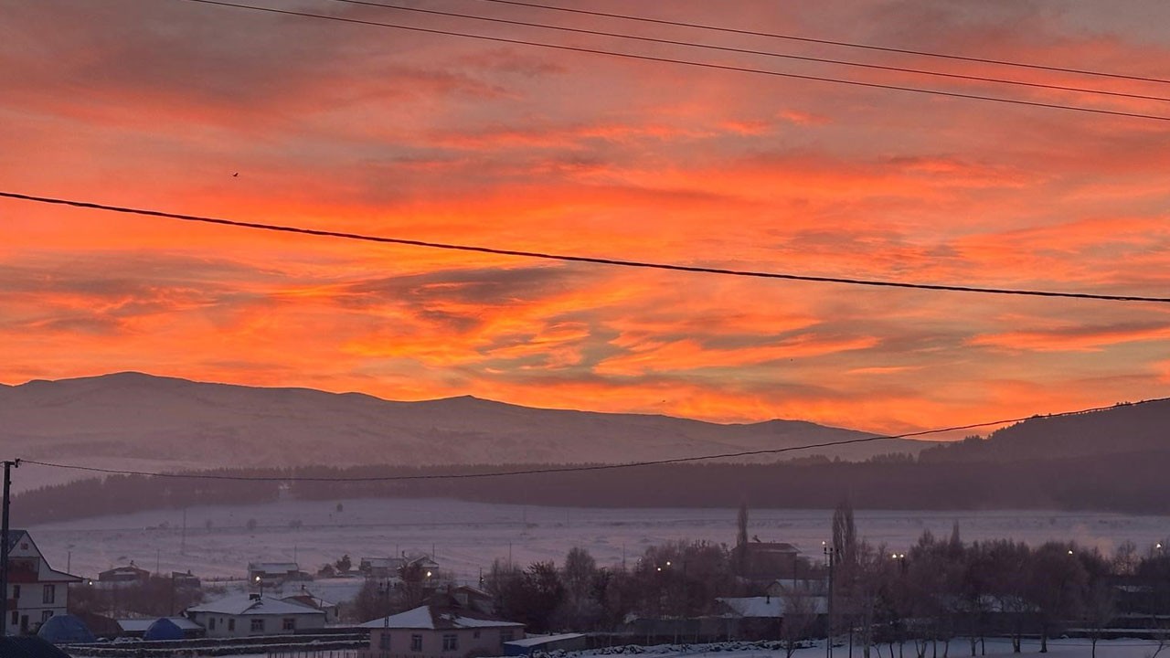 Gün doğarken gökyüzü kızıla boyandı