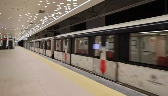 Gün geçmiyor ki beceriksiz Ekrem'in toplu taşıması arızalanmasın! Bu sefer de Kirazlı-Kayaşehir Merkez Metro Hattı'nda arıza