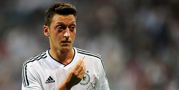 'Günah keçisi' ilan edilen Mesut Özil'e, yıldız futbolcudan destek