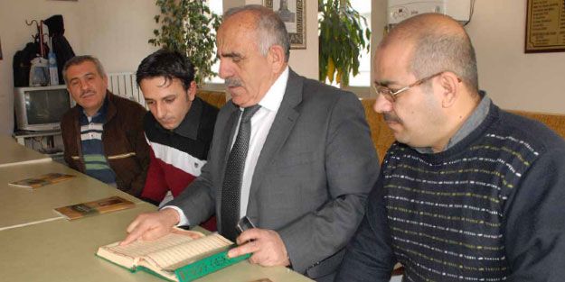 Günde bir saat eğitimle bir haftada Kur’an öğretiyor