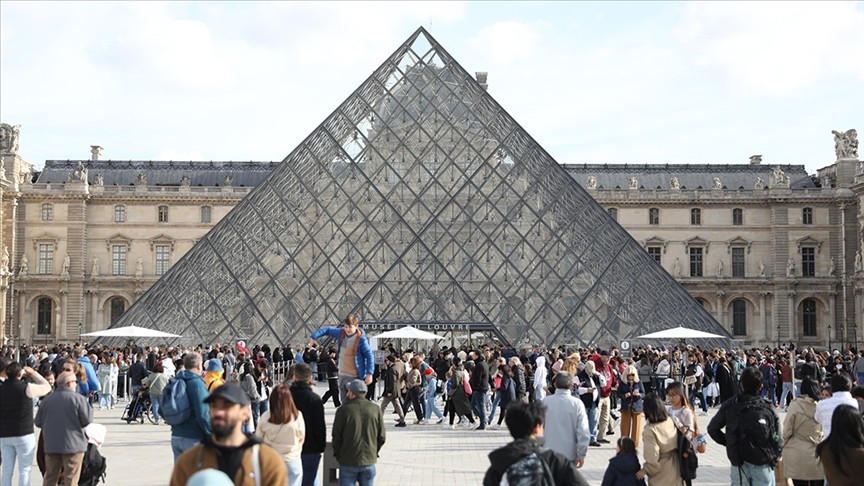 Gündem olan Louvre Müzesi’nin müdürü istifa etmişti! Macron yeni bir isim atadı