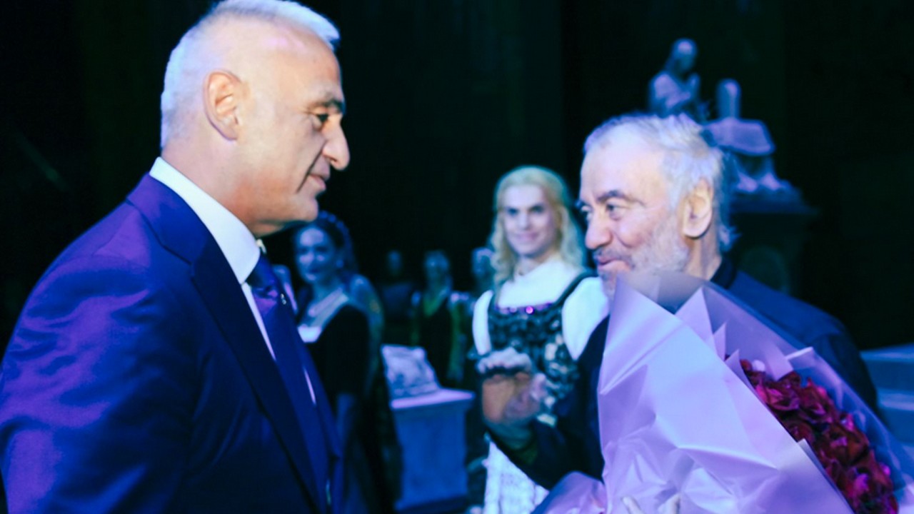 Gündemi sallayan eser! Müthiş diyerek duyurdular: Bakan Ersoy AKM’de sahne alan Bolşoy Tiyatrosu’nun Romeo ve Juliet gösterimini izledi