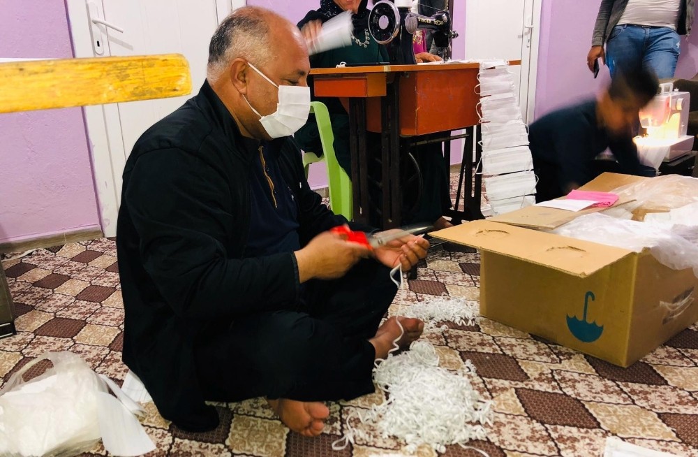 Gündüz belediye başkanlığı yapıyor, gece maske dikiyor 