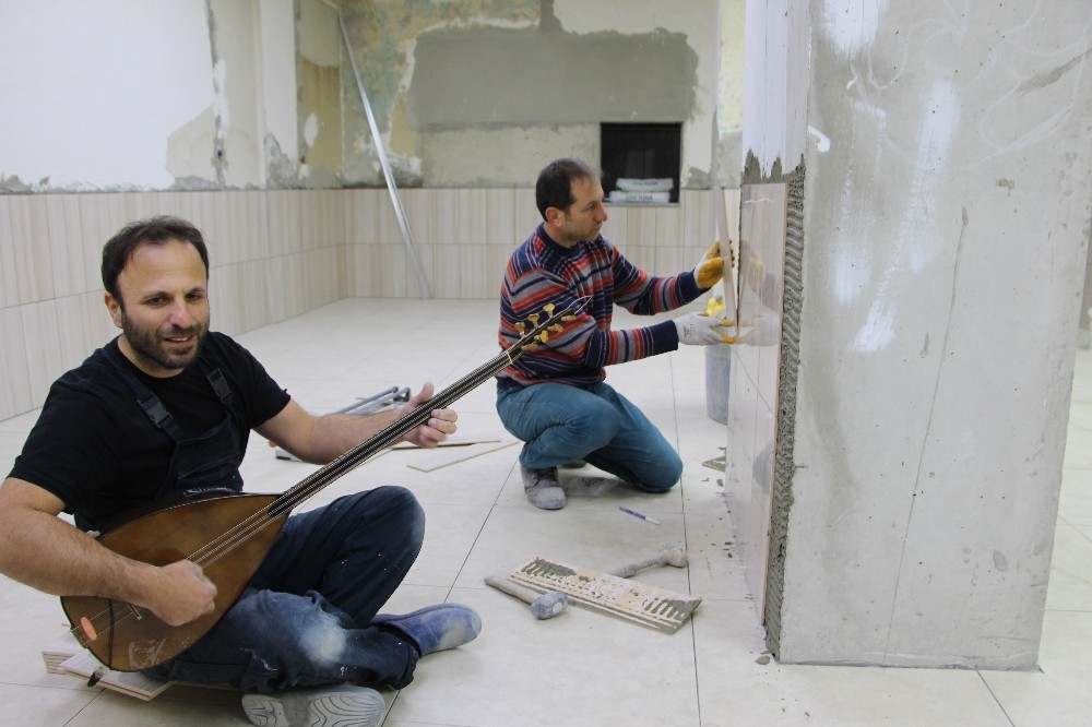 Gündüz inşaatçı, akşam sanatçı 
