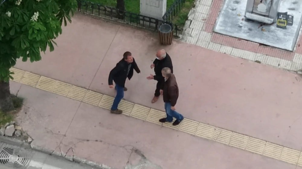 Gündüz vakti alkol alan şahıs yoldan geçenlere saldırdı 