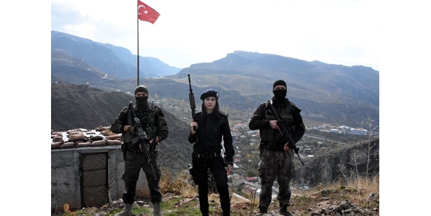 Gündüz vatan nöbetinde, akşam kick boks eğitiminde