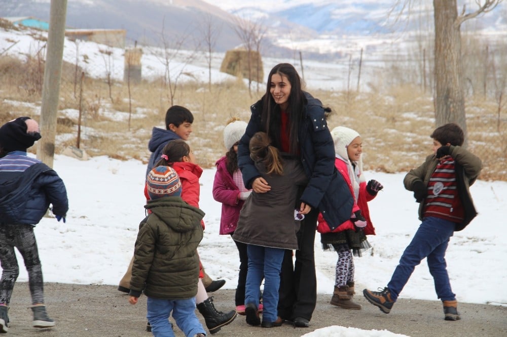 Gündüzleri öğretmen, akşamları öğrenci 