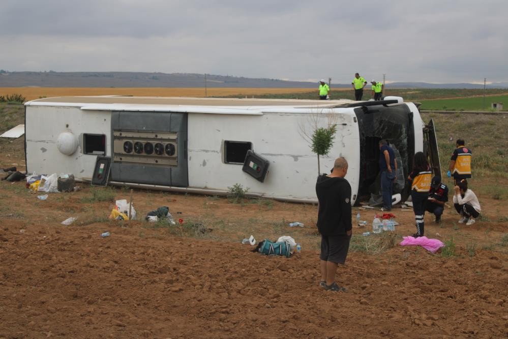 Güne kötü haberle başladık! Tur otobüsü devrildi: Çok sayıda yaralı var