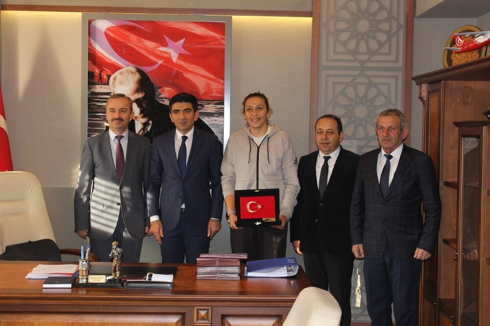 Güneri, Dünya Boks Şampiyonası yarı finale adını yazdırdı 