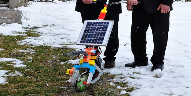 Güneş enerjisiyle çalışan 'çapa makinesi' üretti