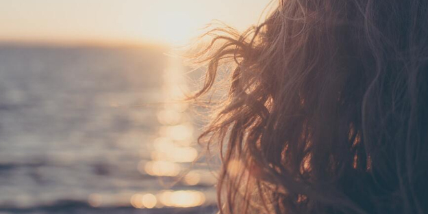 Güneş hasarından böyle koruyun! Cansız saçların iflasını önlüyor! Kuaför hizmeti artık yok...