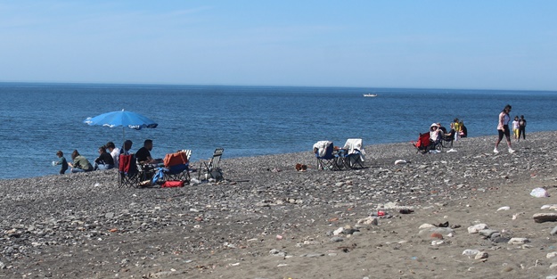 Güneşli havayı fırsat bilenler sahillere akın etti