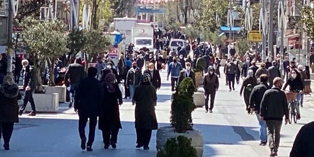 Güneşli havayı fırsat bilip sokağa döküldüler!