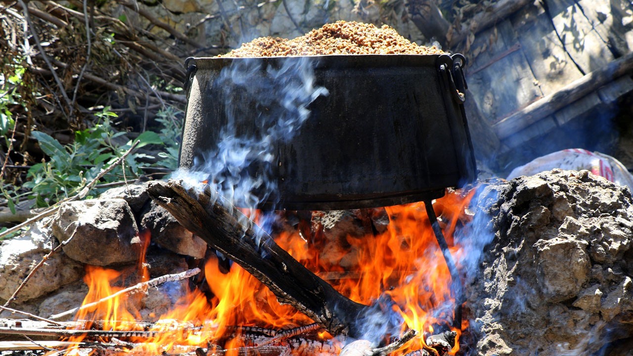 Güneşte olgunlaşan dut pekmezi şifa saçıyor
