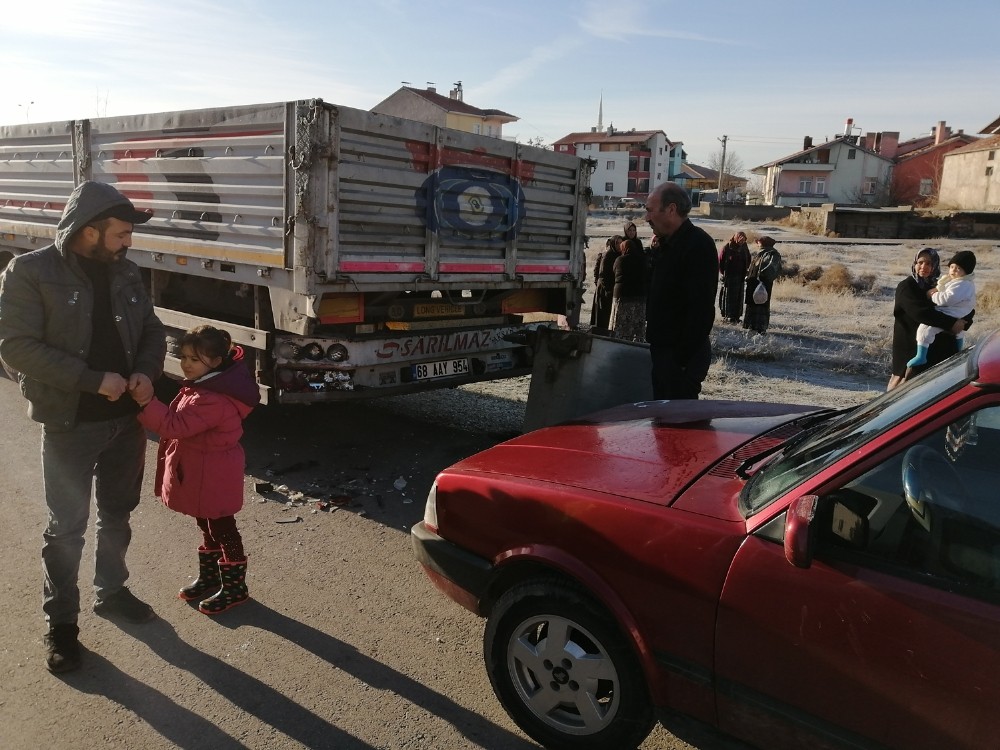 Güneşten etkilenen sürücü önce çöp konteynerine sonrada tıra çarptı 