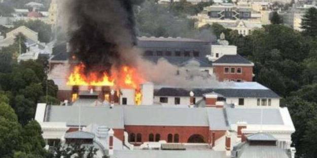 Güney Afrika parlamento binasında yangın