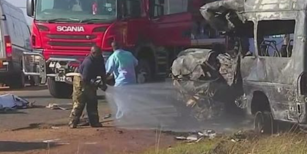 Güney Afrika'da feci kaza! 19'u çocuk 21 kişi öldü