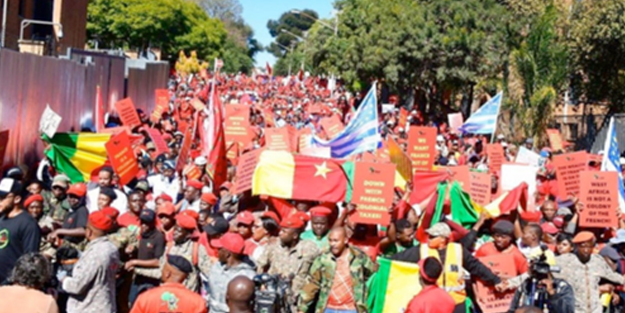 Güney Afrika'da göstericiler Fransa'nın kıtayı terk etmesini istedi: 'Kıtadan defol!'