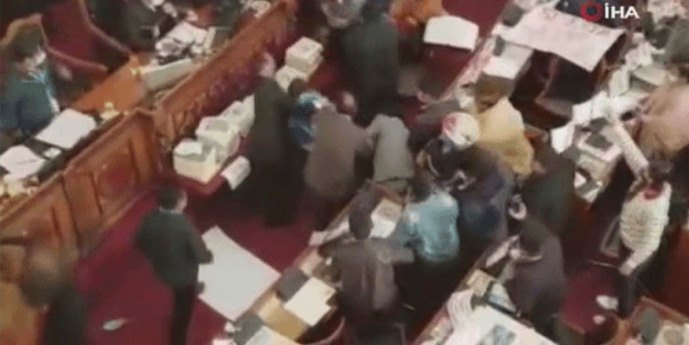 Güney Amerika ülkesinde Kongre karıştı! Yumruk yumruğa kavga ettiler
