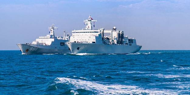 Güney Çin Denizi’nde savaş gemileri karşı karşıya geldi