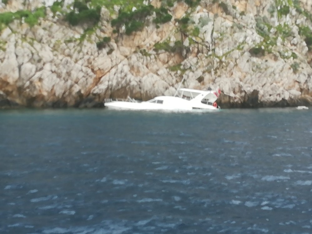 Güney Ege’de su alan teknenin imdadına sahil güvenlik yetişti 