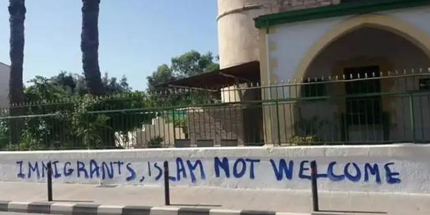 Güney Kıbrıs'ta provokasyon! Camiye molotofkokteyli çirkin saldırı