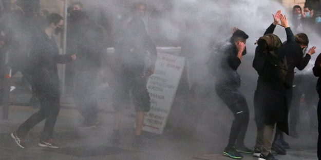 Güney Kıbrıs'ta sokaklar karıştı! Rumlar polisle çatıştı