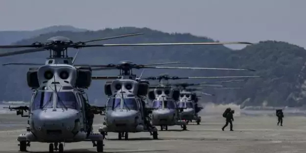 Güney Kore ordusundan askeri tatbikat: F-15K ve KF-16 savaş uçakları savaş gemisi ve helikopterler...