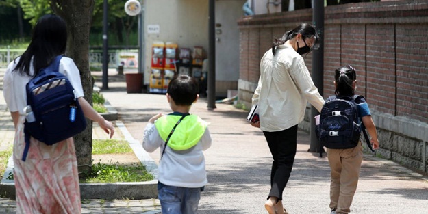Ülkede vakalar artmaya başladı! Okullar tekrar kapatıldı