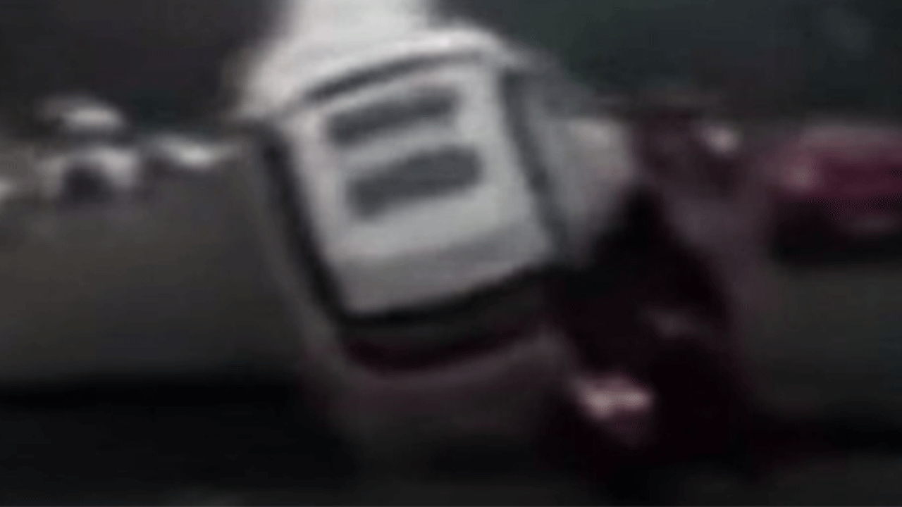 Güney Kore'de feci olay: Dev çukur seyir halindeki motosikleti böyle yuttu!