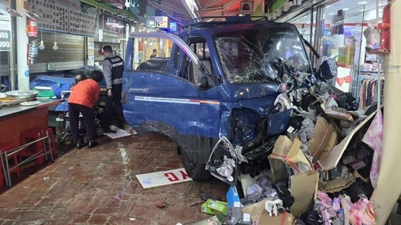 Güney Kore’de korkunç olay! Araç pazara daldı! Ölü ve yaralılar var