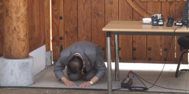 Güney Kore'de koronavirüs karmaşası! Tarikat lideri ağlayarak diz çöktü