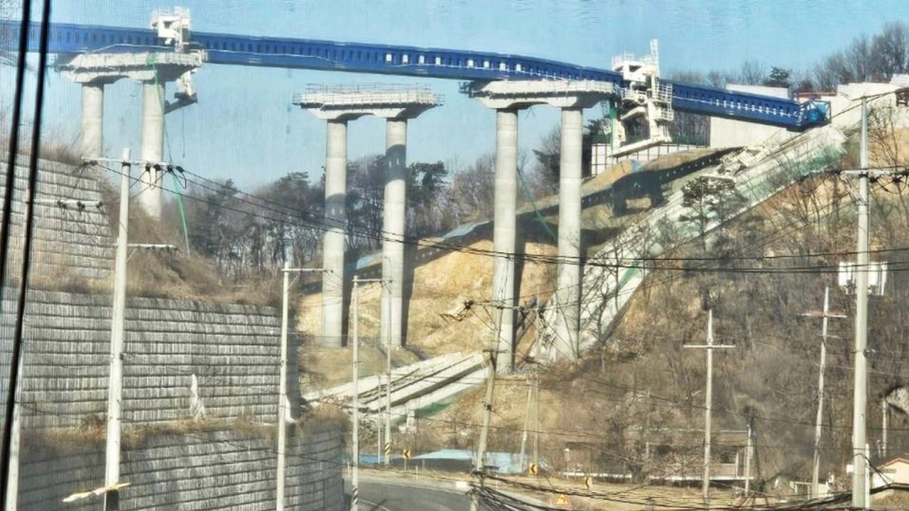 Güney Kore’de yapımı devam eden köprü çöktü! Ölü ve yaralılar var