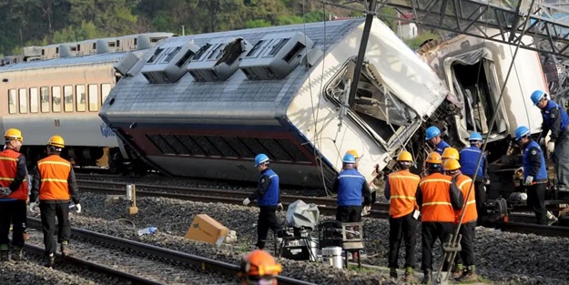 Güney Kore’de yolcu treni raydan çıktı: Çok sayıda yaralı var