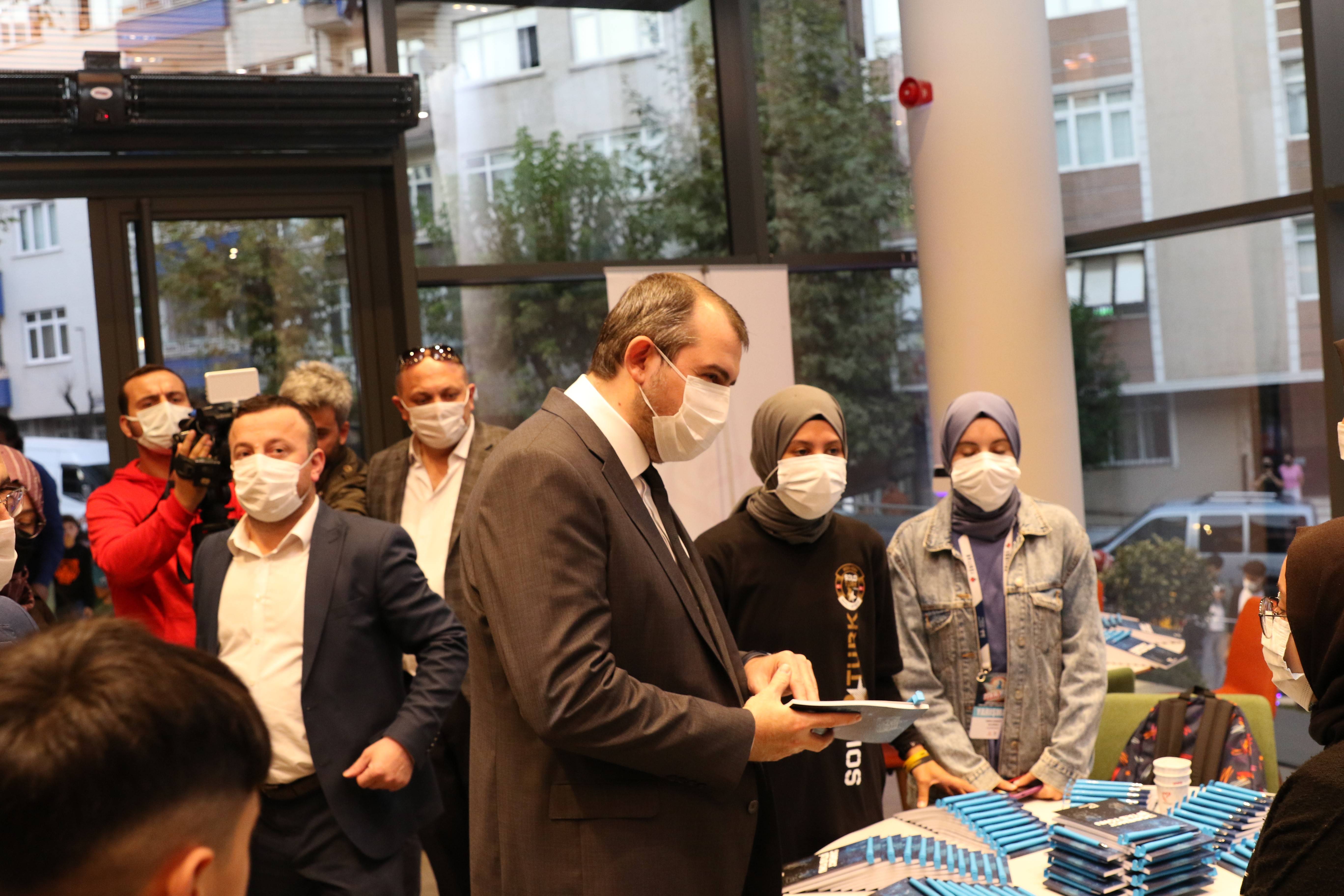 Güngören Belediyesi'nden üniversiteyi kazana gençlere bin TL burs müjdesi