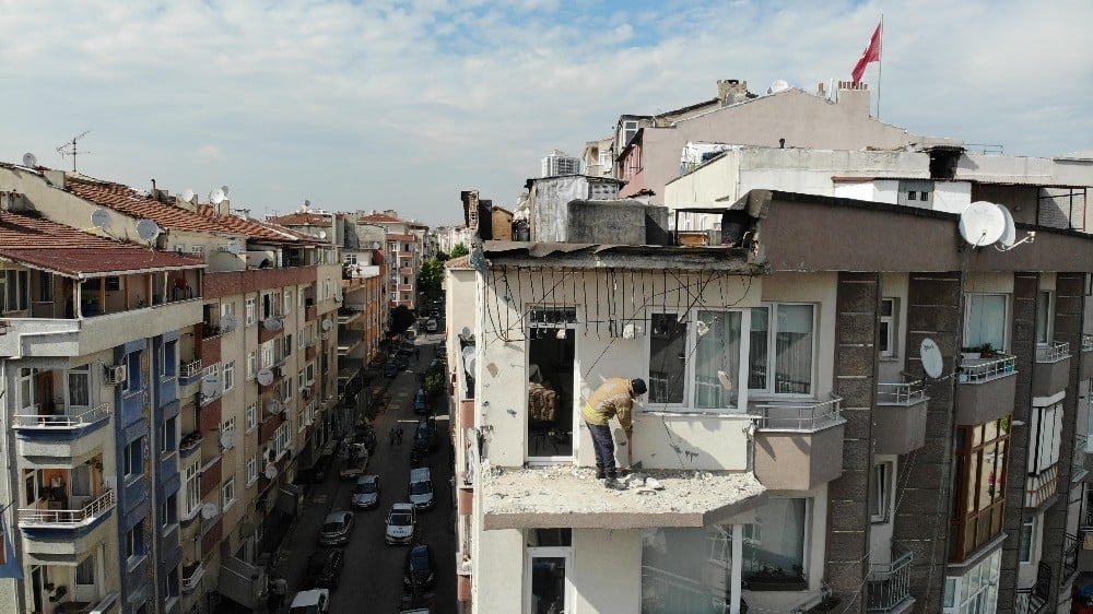 Güngören’de binanın teras duvarı yıkıldı 