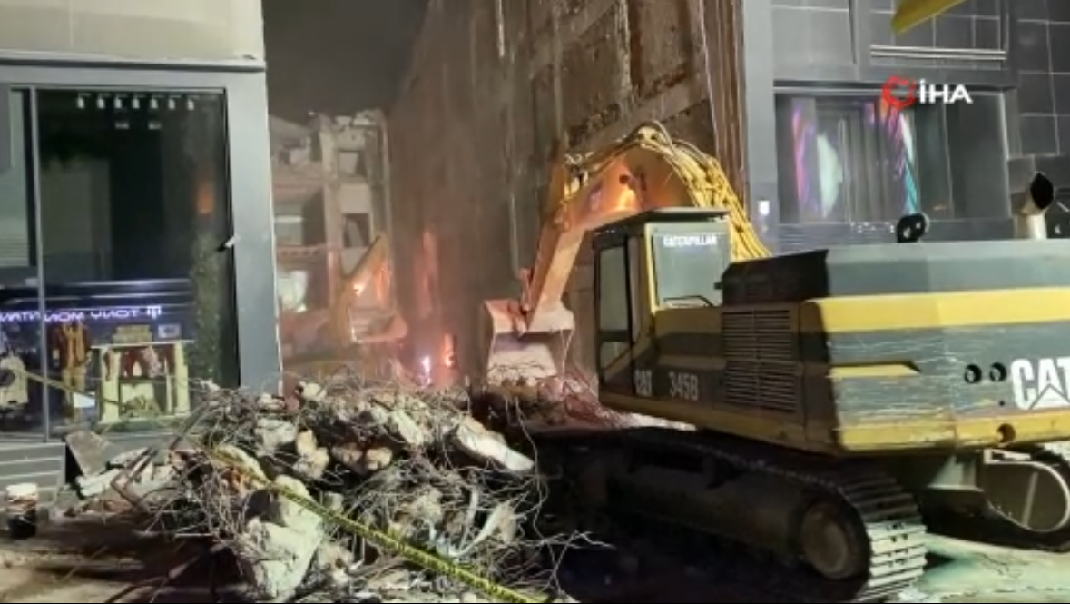 40 saattir aranıyor! Çöken binanın altında kalan işçi bulunamadı