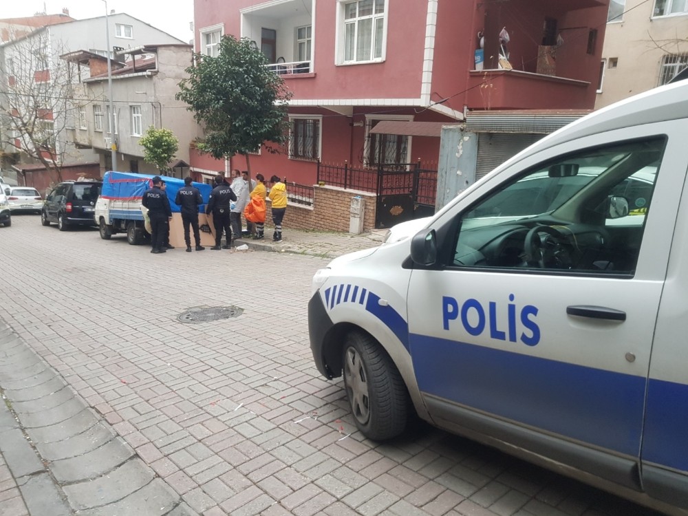 Güngören’de kamyonetin altında erkek cesedi bulundu 